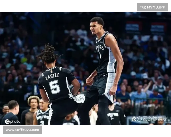 文班亚马与队友互相剃发，马刺更衣室再现光头造型