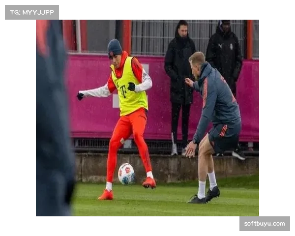 拜仁慕尼黑全员合练,穆西亚拉伤愈回归参与对抗 拜仁慕尼黑全员合练,穆西亚拉伤愈回归参与对抗